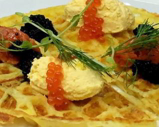 Картофельные вафли с тартаром из лосося с краснои икрои и крема из яи ца