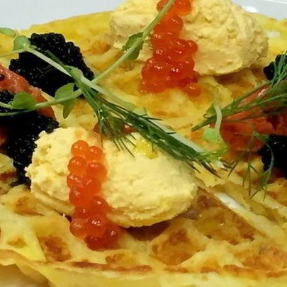 Картофельные вафли с тартаром из лосося с краснои икрои и крема из яи ца