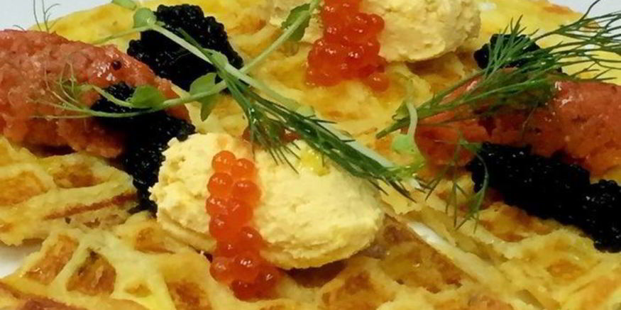 Рецепт картофельных вафель с тартаром из лосося с краснои икрои и крема из яи ца