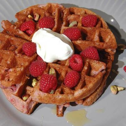 Малиновые вафли с фисташками и медом