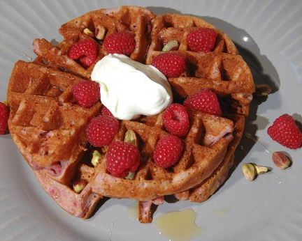 Малиновые вафли с фисташками и медом