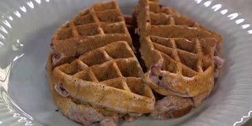 малиновые вафли с фисташками и медом