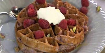 малиновые вафли с фисташками и медом