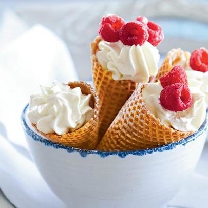 Сладкие вафли-рожок с творогом и ягодами