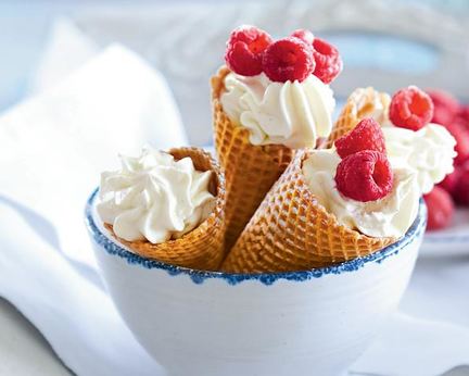 Сладкие вафли-рожок с творогом и ягодами