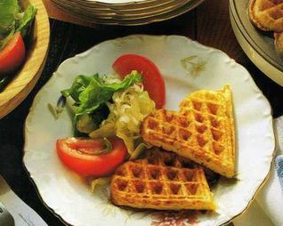 Сырные вафли с салатом