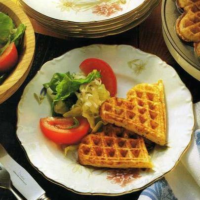 Сырные вафли с салатом