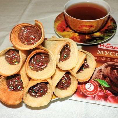 Вафельные трубочки с шоколадно-вишневым муссом