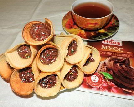 Вафельные трубочки с шоколадно-вишневым муссом