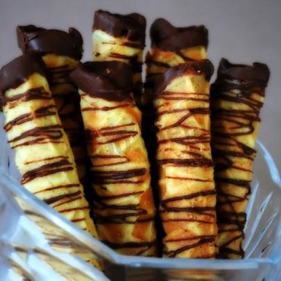 Вафельные трубочки с вишней в шоколаде