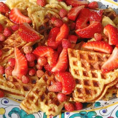 Вафли из бриоши с клубникой и земляникой