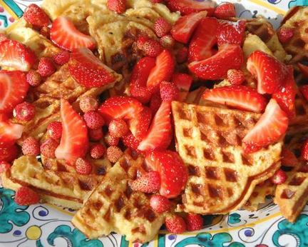 Вафли из бриоши с клубникой и земляникой
