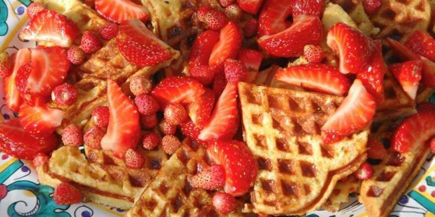 Рецепт вафель из бриоши с клубникой и земляникой