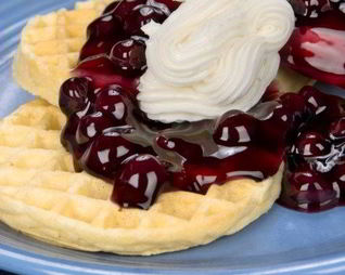 Вафли из пахты с миндально-вишневым соусом и взбитыми сливками