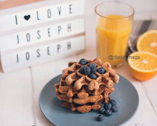 Вафли с корицей и яблочным пюре