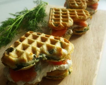 Вафли со шпинатом, сыром и семгой