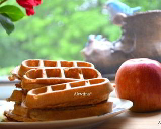 Яблочные вафли с корицей