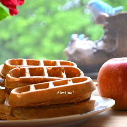 Яблочные вафли с корицей