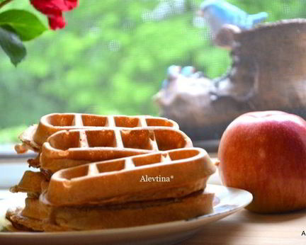 Яблочные вафли с корицей