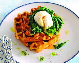 Зеленые сырные вафли со шпинатом и яйцом-пашот