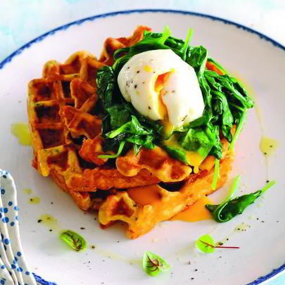 Зеленые сырные вафли со шпинатом и яйцом-пашот