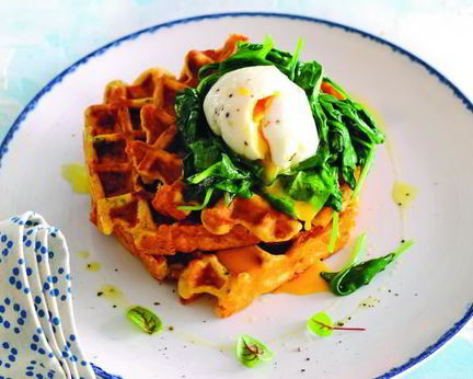 Зеленые сырные вафли со шпинатом и яйцом-пашот
