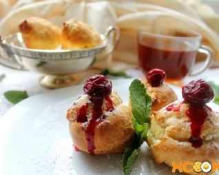 Домашние профитроли с начинкой из вишен