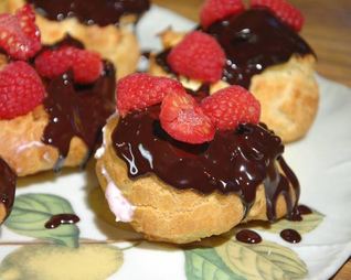 Малиновые эклеры