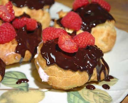 Малиновые эклеры