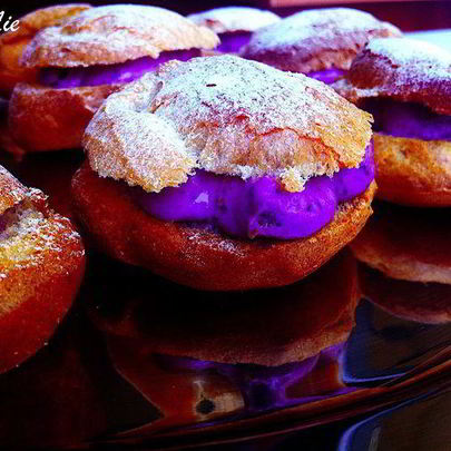 Профитроли с черничным кремом