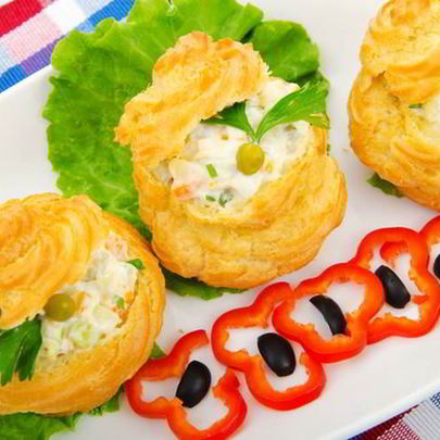 Профитроли с крабовыми палочками и сыром