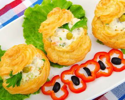 Профитроли с крабовыми палочками и сыром