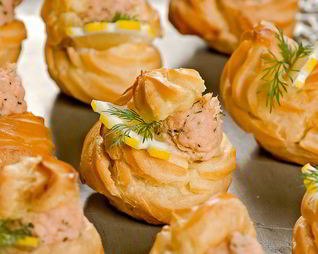 Профитроли с кремом из лосося