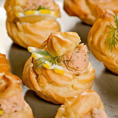 Профитроли с кремом из лосося