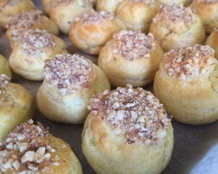 Профитроли с кремом из вареной сгущенки