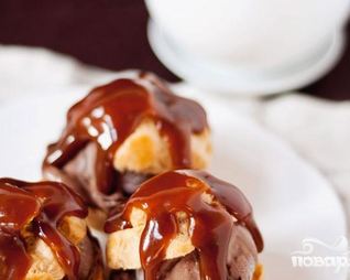 Профитроли с мороженым и карамельным соусом