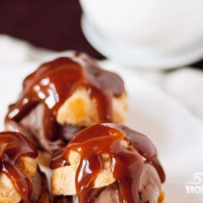 Профитроли с мороженым и карамельным соусом