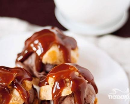 Профитроли с мороженым и карамельным соусом