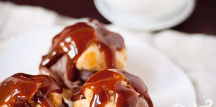 Рецепт профитролей с мороженым и карамельным соусом