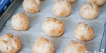 профитроли с мороженым и карамельным соусом