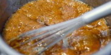 профитроли с мороженым и карамельным соусом