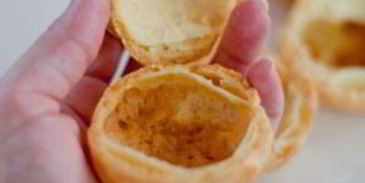 профитроли с мороженым и карамельным соусом