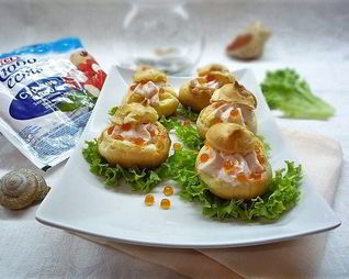 Профитроли с пармезаном и муссом из крабового мяса