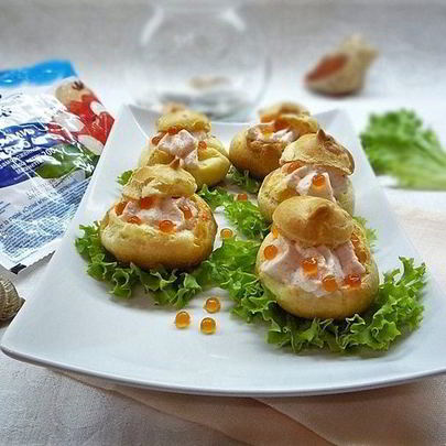 Профитроли с пармезаном и муссом из крабового мяса