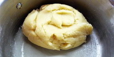 профитроли с пармезаном и муссом из крабового мяса