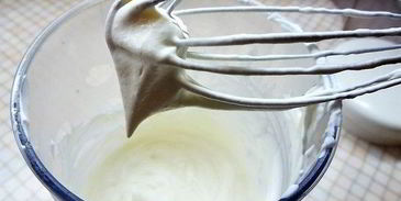 профитроли с пармезаном и муссом из крабового мяса