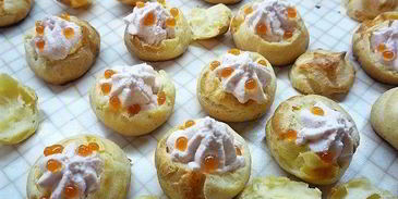 профитроли с пармезаном и муссом из крабового мяса