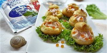 профитроли с пармезаном и муссом из крабового мяса