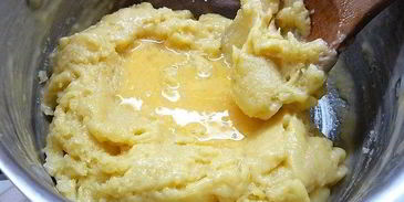 профитроли с пармезаном и муссом из крабового мяса