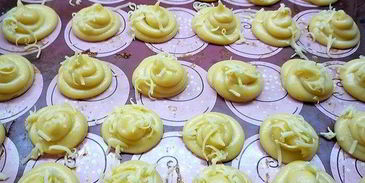 профитроли с пармезаном и муссом из крабового мяса